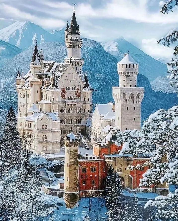 Magical_places0's tweet photo. Have you ever seen a Castle Transform? https://t.co/MjUfTTNNME