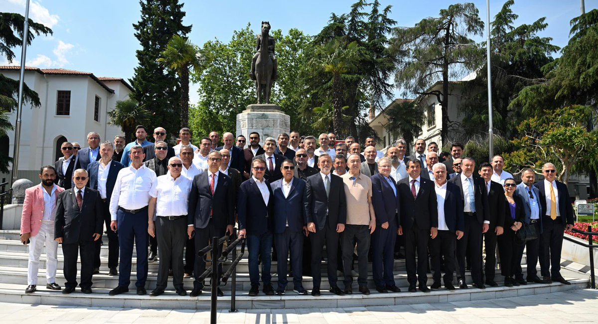 ibrahim_Burkay's tweet photo. BTSO’nun güçlü geçmişi, bugün attığımız her adımın temelini oluşturuyor. Bursa Ticaret ve Sanayi Odamızın 137’nci kuruluş yıl dönümü kapsamında Cumhuriyetimizin kurucusu Gazi Mustafa Kemal Atatürk’ün anıtı önünde geleneksel törenimizi gerçekleştirdik. Ardından Odamızın kurucusu Osman Fevzi Efendi’yi Emir Sultan’daki kabri başında dualarla andık.

BTSO bugün Bursa’nın sanayi ve ticaret hayatına yön veren, projeleriyle örnek alınan ve küresel ölçekte güçlü bir konuma ulaşmış bir yapıdır. 2013’te ortaya koyduğumuz “Bursa büyürse Türkiye büyür” mottosu, bugün artık sahada karşılığı olan somut bir gerçeğe dönüşmüştür.

Son 13 yılda üretimi güçlendiren, ihracatı artıran, sanayinin dönüşümünü hızlandıran ve üyelerimizin rekabet gücünü yükselten 60’tan fazla makro projeyi hayata geçirdik. TEKNOSAB’dan GUHEM’e, Bursa Business School’dan BUTEKOM’a, BTSO MESYEB’den Enerji Verimliliği Merkezi’ne, Lojistik Teknopark’tan BTSO Mutfak Akademi’ye kadar Bursa iş dünyamızın ihtiyaçlarına doğrudan dokunan, Odamızın tarihine altın harflerle yazılmış bu çalışmalarla gerçek anlamda bir atılım ve dönüşüm sürecine imza attık. 

Aynı şekilde, küçük ya da büyük, tüccar ya da sanayici tüm üyelerimizin kendini ait hissettiği, kapısını rahatlıkla çalabildiği, sorunlarına çözüm üreten ve işlerini geliştiren güçlü bir kurumsal yapı oluşturduk. Üyelerimizin beklentilerini merkeze alan bu yaklaşımla Odamızın iş dünyasının ortak aklını temsil eden kurum kimliğini daha da güçlendirdik. 

Bugün de 60 bini aşkın üyemizden aldığımız güçle Bursa iş dünyasını geleceğe taşımayı kararlılıkla sürdürüyoruz. Bu vesileyle kuruluşundan bugüne Odamızın gelişimine emek veren tüm başkanlarımıza, meclis başkanlarımıza, yönetim kurulu üyelerimize, meclis ve komite üyelerimize ve çalışma arkadaşlarımıza teşekkür ediyorum.

#BTSO137Yaşında