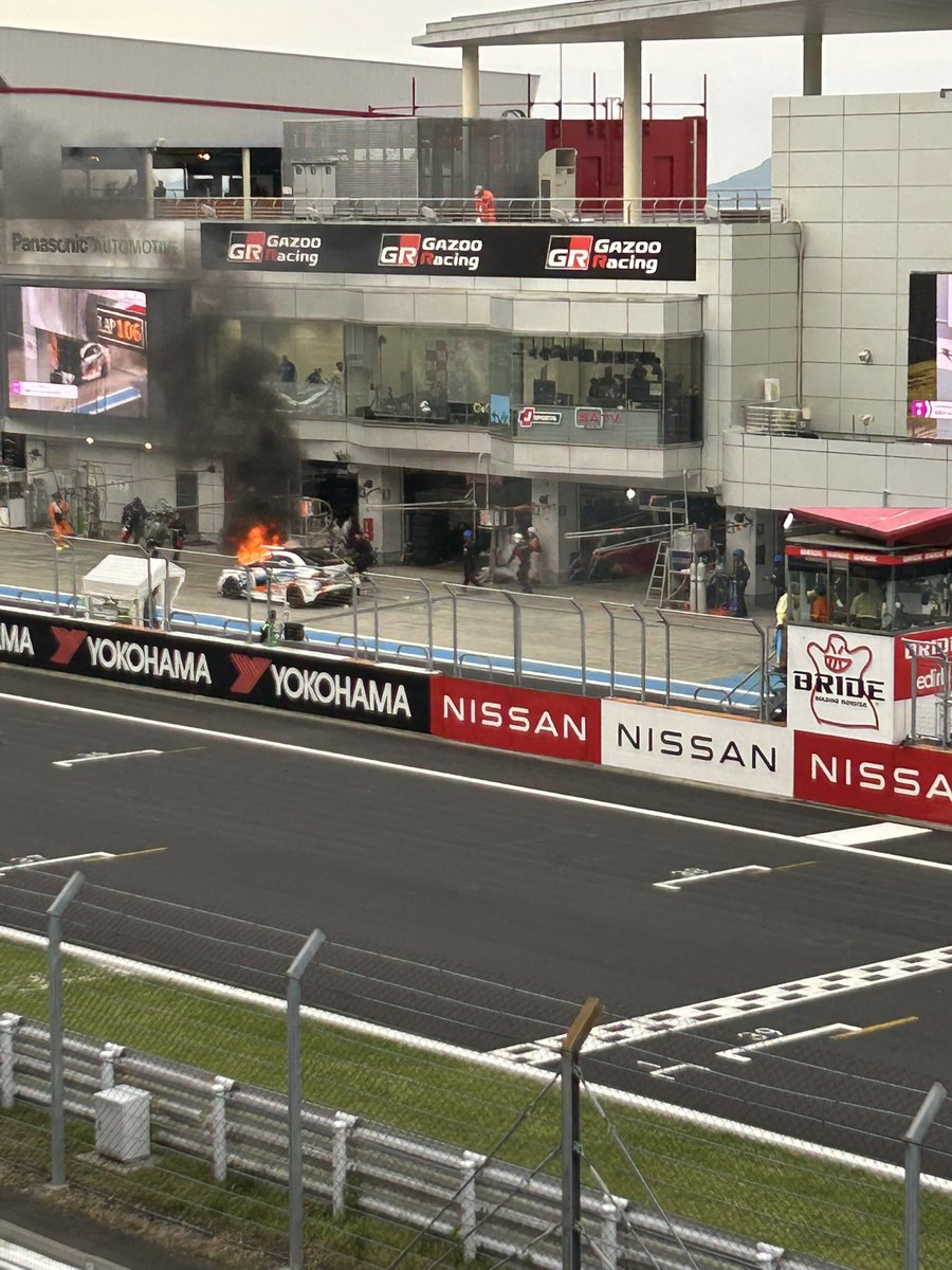 chanyama5515's tweet photo. 新菱の6号車から火が出た #S耐 #Fuji24h https://t.co/z6sQnFomY1