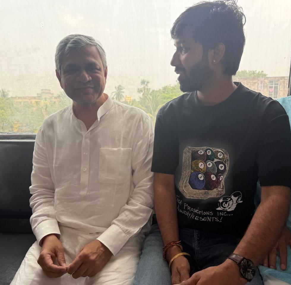 RailMinIndia's tweet photo. Hon'ble MR Shri @AshwiniVaishnaw travelled on the Kolkata Metro from Jai Hind Station to Noapara Station, interacting with passengers and taking feedback on the metro services in the city. https://t.co/0WN1d5p1dg
