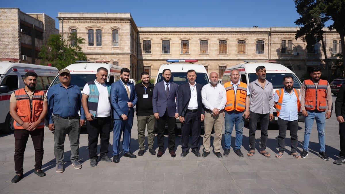 AleppoGov1's tweet photo. محافظ حلب يتفقد سير امتحانات الثانوية في عدد من المراكز

أجرى محافظ حلب المهندس عزّام الغريب، اليوم السبت، جولة تفقدية للاطلاع على سير امتحانات الشهادات الثانوية العامة والمهنية والشرعية في مدينة حلب.

ورافق المحافظ في جولته نائبه السيد فواز هلال، وقائد الأمن الداخلي العقيد محمد عبد الغني، ومدير التربية والتعليم الأستاذ أنس قاسم، وعدد من مسؤولي الكتل.

وشملت الزيارة مدرسة المأمون في حي الجميلية، ومدرسة بور سعيد في منطقة محطة بغداد، ومدرسة البحتري في حي الشعار.

وأكد المحافظ خلال الجولة أهمية توفير الأجواء المناسبة للطلاب، بما يتيح لهم أداء امتحاناتهم بهدوء وتركيز، مع متابعة الجوانب التنظيمية والخدمية والأمنية لضمان انتظام سير الامتحانات.

ويؤدي 55,492 طالباً وطالبة امتحانات شهادات التعليم الثانوي في محافظة حلب هذا العام، ضمن 212 مركزاً امتحانياً موزعة في مختلف مناطق المحافظة، بعد استكمال التحضيرات والتجهيزات اللازمة.

#محافظة_حلب
