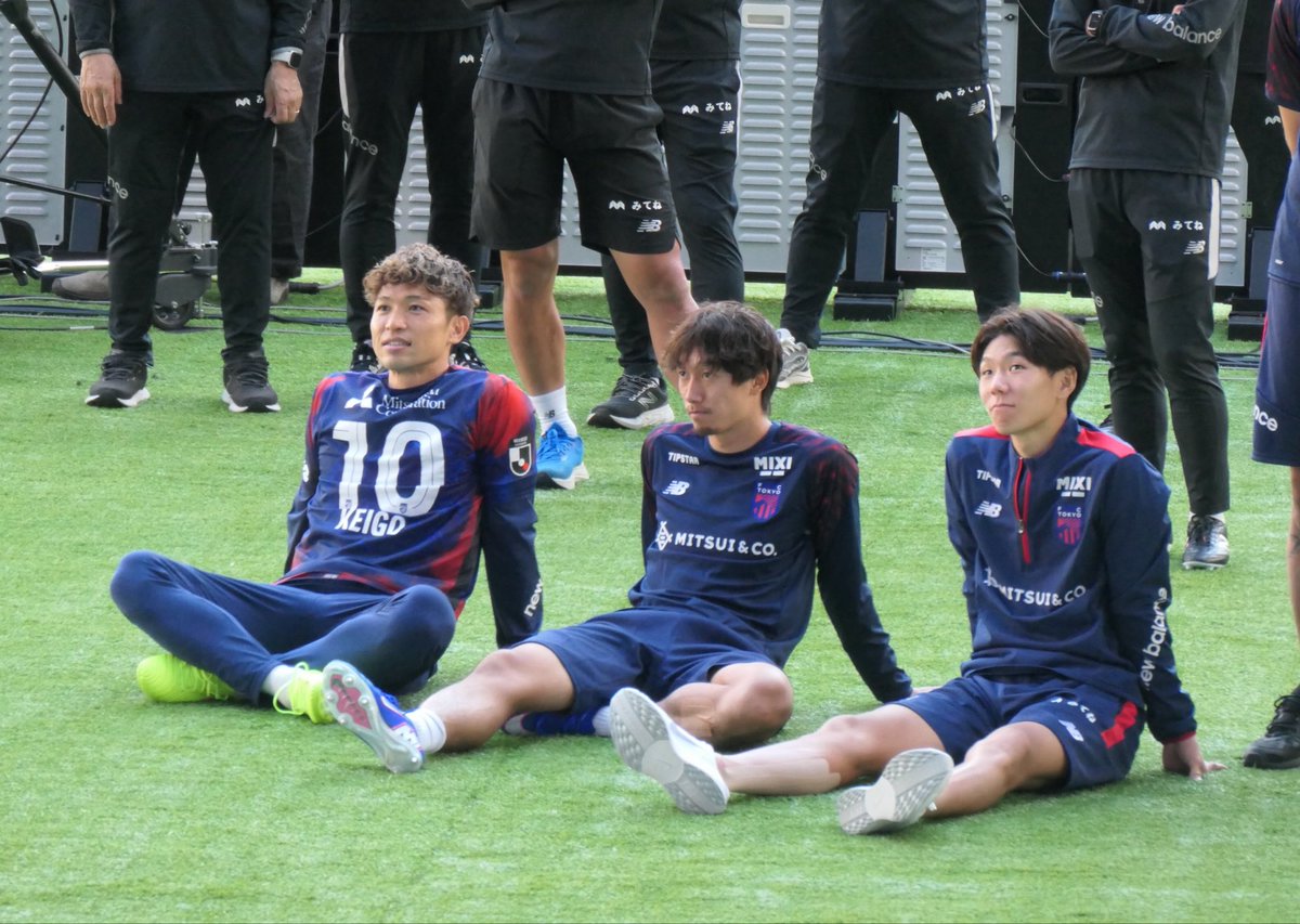 ____fcr's tweet photo. 東さんの話聞くおすわり三人衆可愛かった https://t.co/p4sDdbx6KB