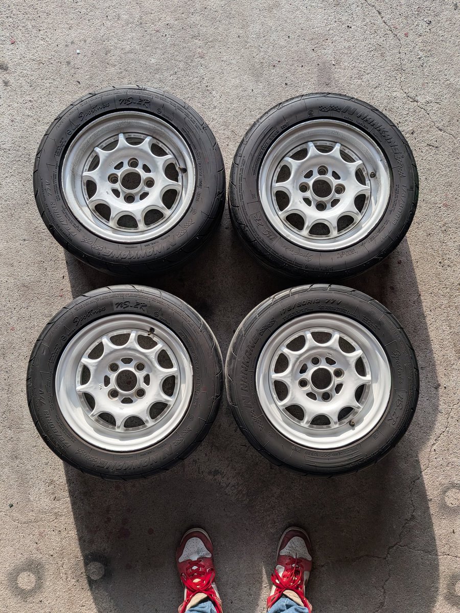 cr22s_dohc's tweet photo. ホイール売ります。
スプリントハート
13インチ
5.5J＋25
5.5J＋40
の2本ずつ
４本セット

タイヤはNS2R
組んでから3000キロ以下のバリ溝
175/60R13

状態
リムにガリキズ有り
ある一定の速度で縦揺れ有り(タイヤなのかホイールが原因かは不明)

着払いにて発送可能
受け渡し歓迎
兵庫県から

5万円 https://t.co/WCAtmeKkrj