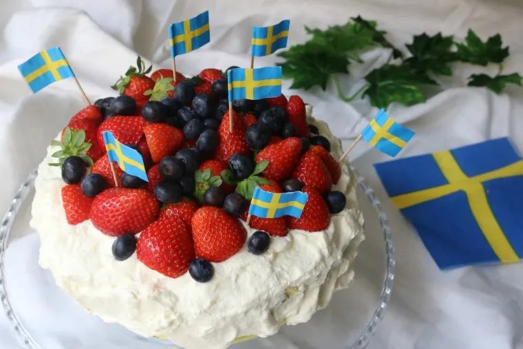 pokorakun's tweet photo. God dag mina vänner! Idag är det svenska national dagen så självklart ska det firas med svenskt tal! 🇸🇪

Jag brukar inte göra särskilt mycket om dagen utan jag köper en tårta och hoppas på bra väder. Ni kanske kan använda samma ursäkt tatt unna er själva idag med. 😉🍰

Jag hoppas alla har en super trevlig dag idag! Och NEJ jag kommer INTE stoppa i mig någon äcklig surströmming.🐟