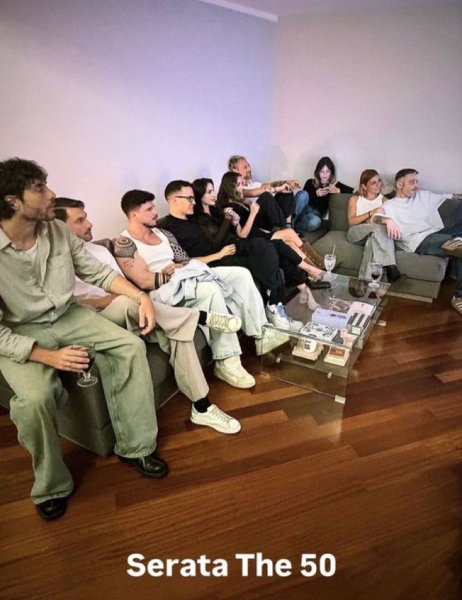 GhostShadowBrnr's tweet photo. Ricordo Micòl nella casetta Corva progettare reunion e cene con amici e parenti una volta che lei ed Edo avessero avuto una casa più grande.
Ed eccoli qui, 3 anni dopo, con amici vecchi e nuovi, a condividere insieme tutta la loro ospitalità e bellezza! 🥹🤍
#Incorvassi
#The50 https://t.co/z1XmGC3poJ