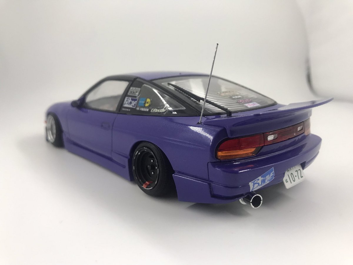 alice42384507's tweet photo. アオシマ、B-wave 180SX完成しました！
来週末の七ヶ浜3rdに展示に向けて製作しました。
キットのままのほぼ素組みですが、こだわりがラジオアンテナとリアに履いているドリケツでボロボロになった、アドバンoniです。
クォーターガラスに貼ったデカールが古くてボロボロになり汚くなりました😓 https://t.co/0kmpAcxEcq