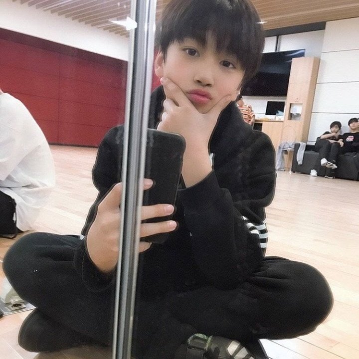 stareshaped's tweet photo. cekikikan yang di sofa https://t.co/yX7CdEbvRp