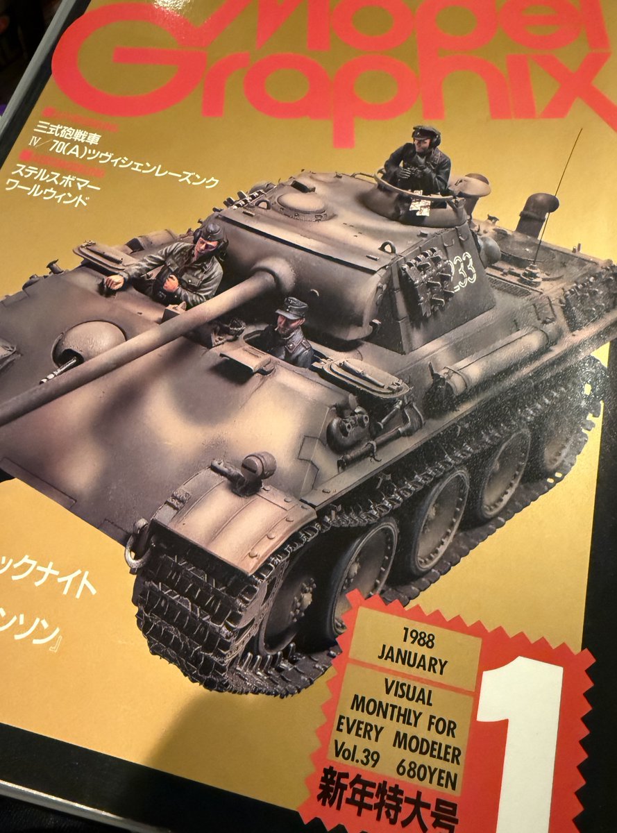 kobax27's tweet photo. このTomoni Dreaming はMG誌88年1月号に記事掲載されているんですが、それによると背中、タイツなどの文字は田宮エナメルと100円の筆で「書かれて」るんですよ。PC+自作デカールなんて全く未来技術な時代。
白キャストにエアブラシで田宮アクリルを透けさせる様に吹いたという淡い彩色も見事過ぎます。 https://t.co/YekbwigUjV
