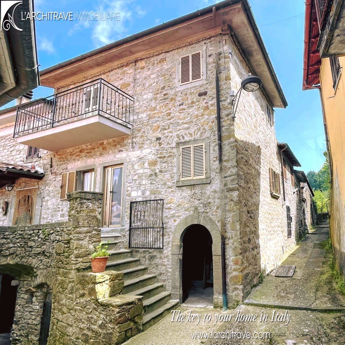italianhouses's tweet photo. 🌿🏡Character-filled #Tuscan stone house in #CasolaInLunigiana
🛏️2 bedrooms &amp; balcony
🏊Pool restaurant nearby
🌄Hills, castles &amp; nature trails
💶€85K
❓Hilltop villages or seaside escapes?

https://t.co/YlYOVTd3nv
#PropertyItaly #Toscana #Lunigiana #MassaCarrara https://t.co/rRo7OnHH0H