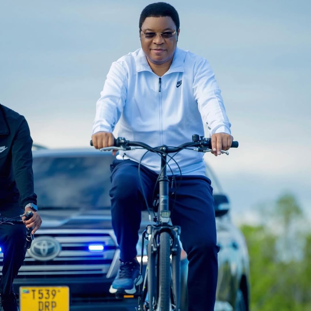 jemedarisaid's tweet photo. Waziri Mkuu mstaafu Kassim Majaliwa Majaliwa akifanya mazoezi kwa kuendesha baiskeli maeneo ya Mbweni jijini Dar es Salaam kama utaratibu wake wa kawaida. https://t.co/v2dUI2WFHC
