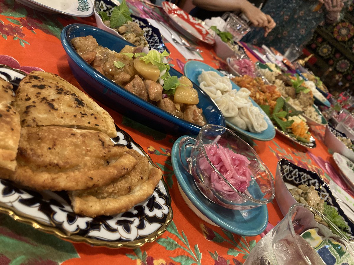 yuta_asakura's tweet photo. 門司港駅近く、グリシェンカフェさんでお昼ごはんを頂く。

サクッとランチのつもりで行ったら満漢全席が出てきた、っていう話。

お腹いっぱい食べちゃった。

本格的だけど日本人の舌にも合う味付けの素晴らしい料理達。

素敵な店主様も最高。マルコ！ポーロ！

https://t.co/JdeJpU9vh7 https://t.co/8faqr6HyHz