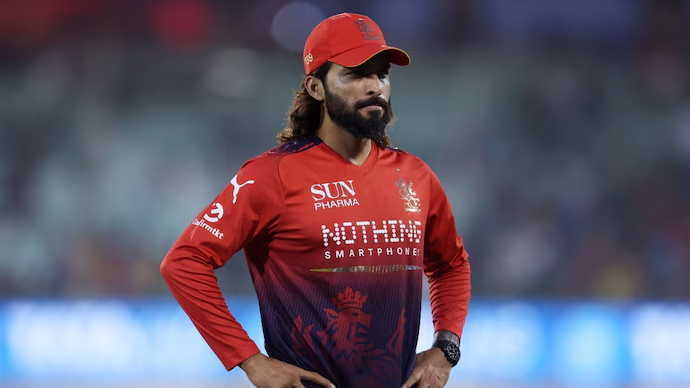 IndiaToday's tweet photo. 𝐑𝐚𝐣𝐚𝐭 𝐏𝐚𝐭𝐢𝐝𝐚𝐫 𝐰𝐚𝐬 𝐢𝐠𝐧𝐨𝐫𝐞𝐝 𝐟𝐨𝐫 𝐈𝐧𝐝𝐢𝐚'𝐬 𝐓𝟐𝟎𝐈 𝐜𝐚𝐥𝐥-𝐮𝐩 𝐝𝐞𝐬𝐩𝐢𝐭𝐞 𝐰𝐢𝐧𝐧𝐢𝐧𝐠 𝐛𝐚𝐜𝐤-𝐭𝐨-𝐛𝐚𝐜𝐤 𝐈𝐏𝐋 𝐭𝐢𝐭𝐥𝐞𝐬 𝐚𝐬 𝐑𝐂𝐁 𝐜𝐚𝐩𝐭𝐚𝐢𝐧

Read more: https://t.co/TTnaU7Em1r
#RajatPatidar #RCB https://t.co/l3f0lfYhgQ