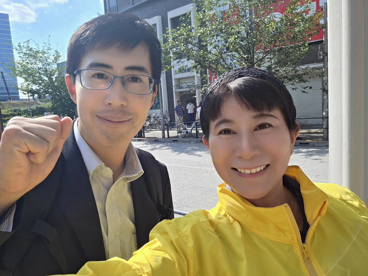 hasegawa_takako's tweet photo. 【⭐中野区議会議員補欠選挙　国民民主党公認　大塚けいじゅさんを勝たせてください！⭐】

本日はいよいよ選挙戦最終日！

たくさんの国民民主党の仲間たちが集まり、最後の最後まで全力で支援の輪を広げています。そして、国民民主党代表の玉木雄一郎も大塚けいじゅさんの応援に駆けつけました！

🌸🌸🌸🌸🌸🌸🌸

大塚けいじゅさんは、日本赤十字社での勤務経験を持ち、献血推進活動を通じて多くの人々の善意や支え合いの大切さを学んできました。

現在も地域で赤十字奉仕団の活動に携わり、「人間のいのちと健康、尊厳をまもる」という理念を実践されています。

また、教育分野にも深い情熱を持っています。

無料塾での活動をきっかけに、子どもたちの学びの現場に関わり、現在はIT教育会社の役員として全国の子どもたちの教育環境づくりに尽力されています。

家庭環境や経済状況によって学びの機会が左右されてはならない。

その強い信念のもと、一人ひとりの子どもたちに寄り添い、誰もが安心して学び、未来に希望を持てる社会の実現を目指しています。

🌸🌸🌸🌸🌸🌸🌸

私はこれまで、子育てや教育、地域活動に携わる中で、多くの子どもたちや保護者の皆さまの声を伺って参りました。

だからこそ、大塚けいじゅさんの「誰一人取り残さない社会をつくりたい」という想いに強く共感しています。

🌸人の命を守る現場で培った経験。
🌸子どもたちの未来を支える教育への情熱。
🌸そして地域に根差した活動実績。

今、中野区に必要なのは、こうした現場感覚を持ち、行動できる政治家ではないでしょうか。

⭐中野区の未来のために。
⭐子どもたちの未来のために。

皆さまの大切な一票を、大塚けいじゅさんに託してください！

最後の最後まで、どうぞよろしくお願いいたします！！

#中野区議会議員補欠選挙 
#大塚けいじゅ 
#国民民主党 
#玉木雄一郎 
#子ども政策 
#教育支援 
#地域活動 
#献血推進 
#赤十字 
#中野区 
#誰一人取り残さない社会へ #未来をつくる一票 
#選挙最終日 
#頑張れ大塚けいじゅ
#長谷川たかこ