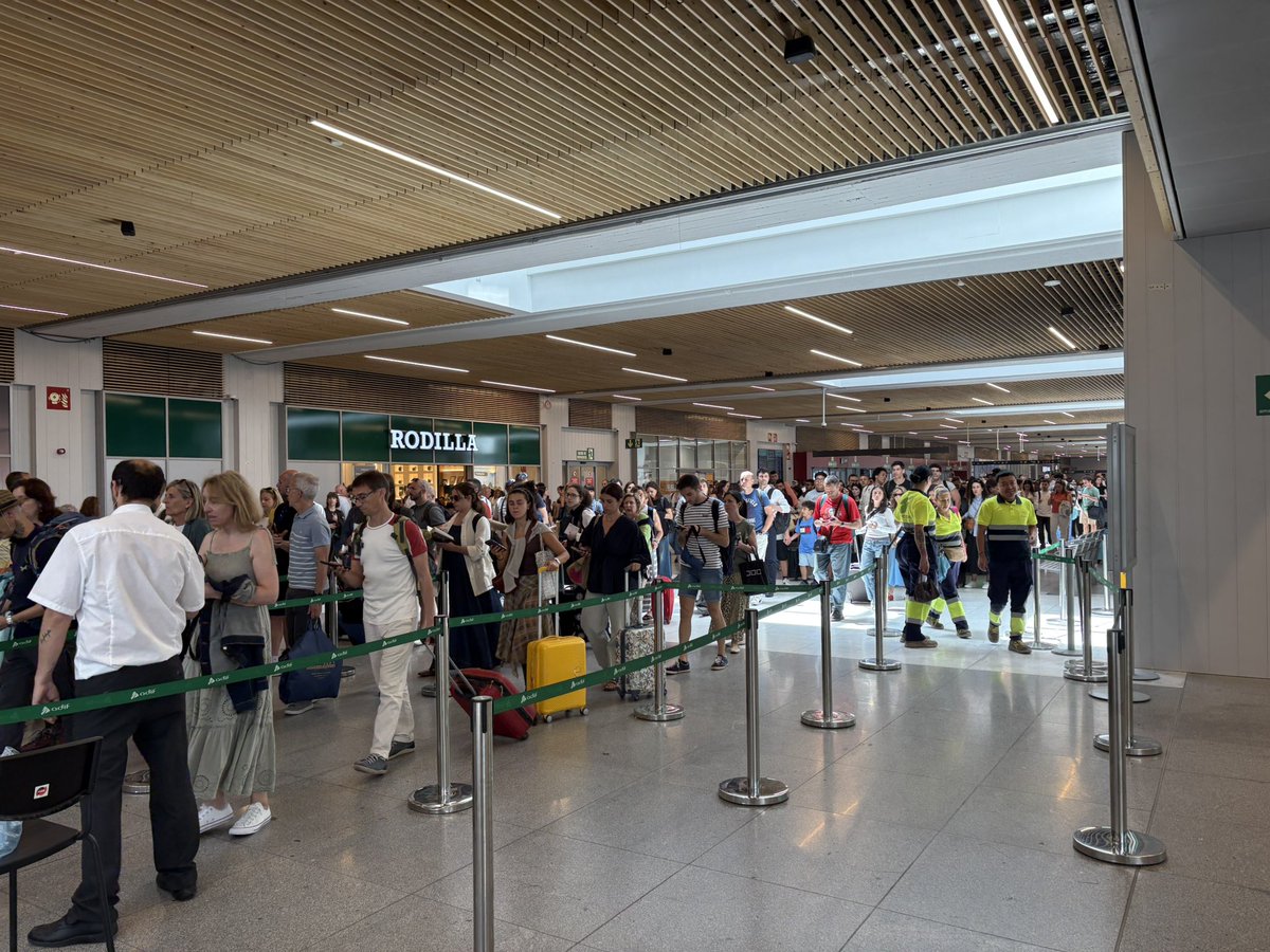 AVE_Palencia's tweet photo. Esto es inadmisible. Control de acceso claramente infradimensionado que, por cierto, no existía en esta estación de Chamartín hasta hace poco tiempo (y tiene Ave desde 2007). Se está copiando en las estaciones todo lo peor de los aeropuertos, sin necesidad. https://t.co/w1ldIietGh