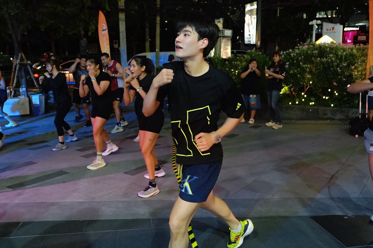 PerthNPOfficial's tweet photo. ออกกำลังกาย กับคลาส BODYCOMBAT กับ We Fitness 👊🏻 สนุกมากๆ เลยค้าบบ

#PerthNapat
#WESociety https://t.co/FJXa1CiLmw