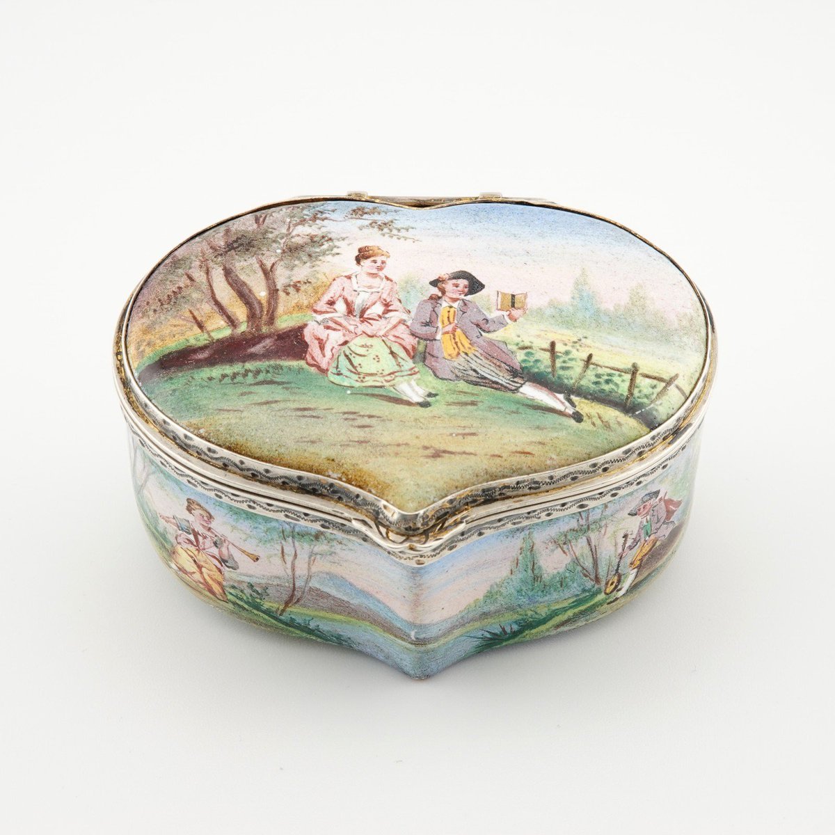 Phoenixchild0's tweet photo. An antique Austrian silver mounted enamel trinket or patch box, originating from Vienna and dating to circa 1880. Hallmarked 'A' for Vienna, with makers mark.
Width: 6.3 cm or 2 1/2 inches
For more details - https://t.co/OKdBj9bSGH
#Antique #Austrian #Vienna #Silver #patchbox https://t.co/H2j9EbjD76