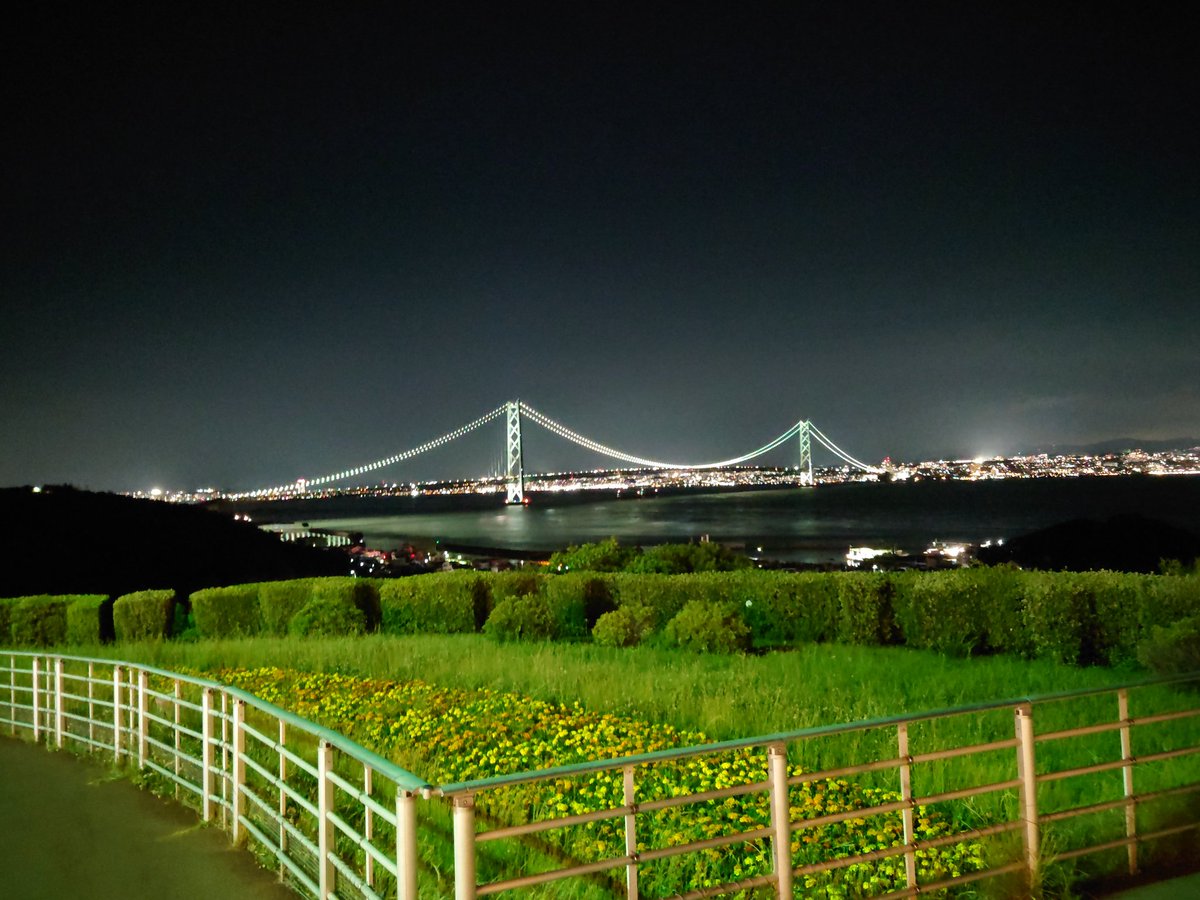osba17's tweet photo. なんやかんや夜景を楽しんで帰宅。
京都でめっちゃ花火上がってたし、神戸の夜景も綺麗やったし、ライトアップされた橋も良かったです。 https://t.co/8lgti2XYJn