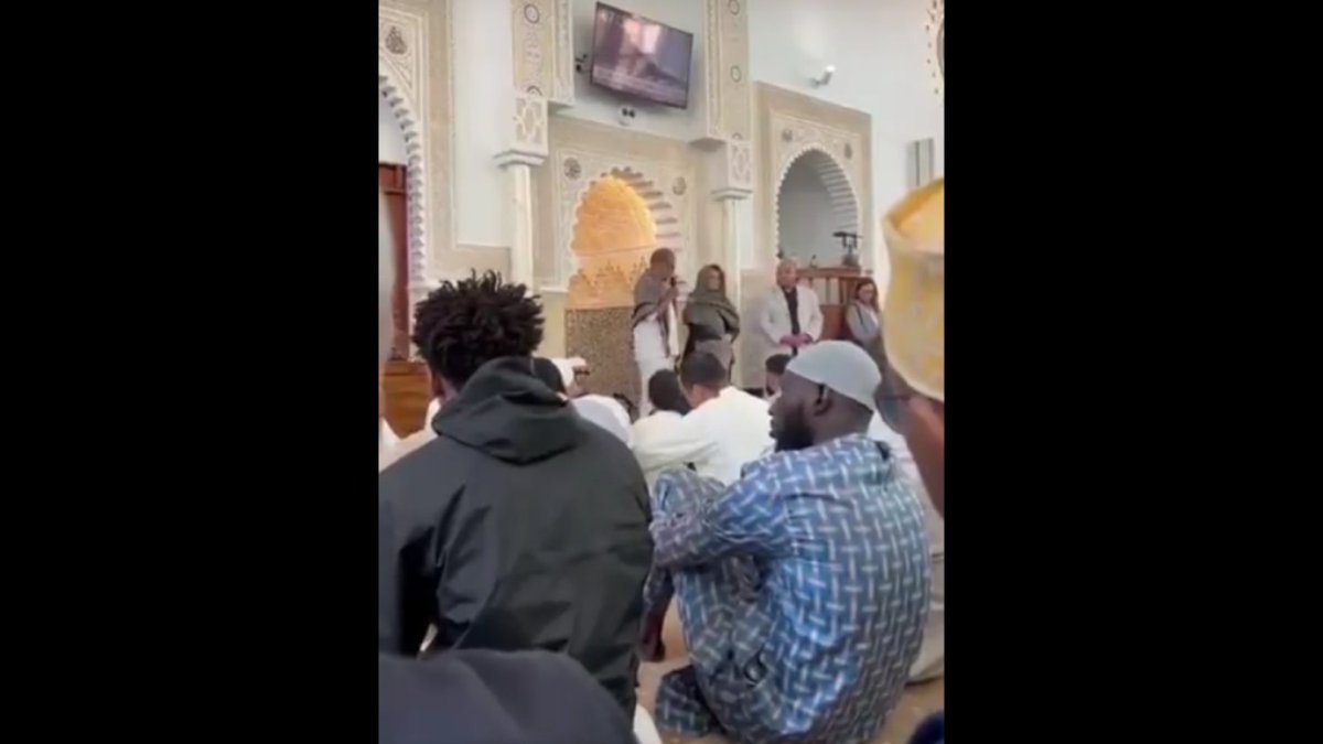 BVoltaire's tweet photo. Une élue socialiste se voile à la mosquée- Par Chloé Pineault
L’élue de Rosny-sous-Bois a provoqué un tollé après s’être voilée lors de l'Aïd à l'intérieur d'une mosquée. 
 
https://t.co/Os0FIM0MgD https://t.co/emK8Zi3Pe6