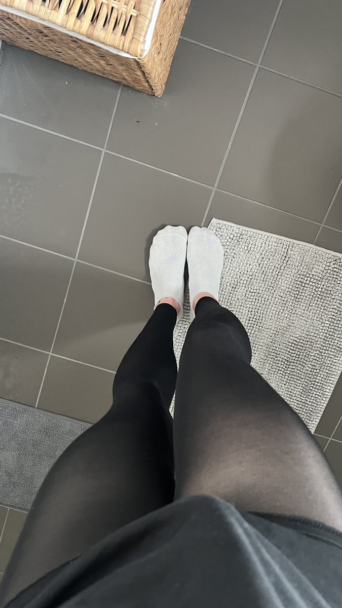 pantyhose_4_U's tweet photo. Hiding something underneath https://t.co/dtf6r6f8OA