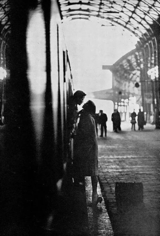 Retra_tos's tweet photo. Las despedidas en una estación de tren tienen algo especial. #Amsterdam. 1967 #photographer #FreddenOuden #photography #retratos #minimalista #photooftheday #estacion https://t.co/pQz6MyLnRi