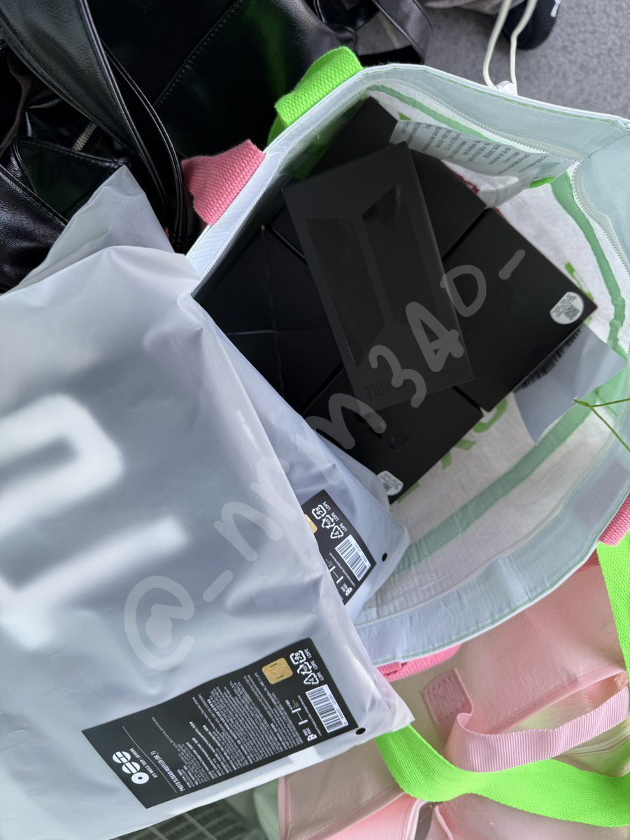 _nrm340_'s tweet photo. 2️⃣ หลักฐานการหิ้วค่ะ พ���่เค้าบินไปหิ้วเองเลยย

#btsarmy #bts #ตลาดนัดบังทัน #ตลาดนัดbts https://t.co/e4jhRuZ2Km