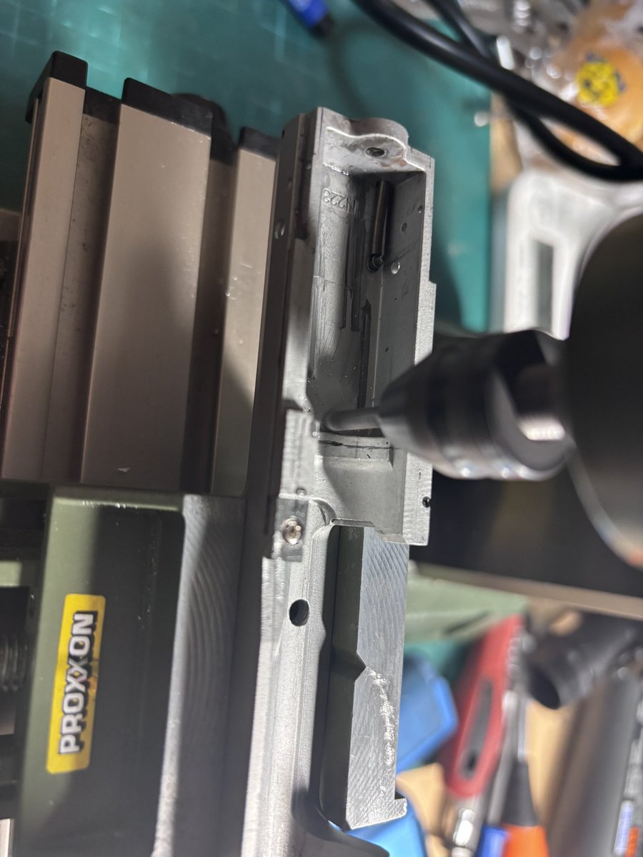 junkfild's tweet photo. MP9-N
ボルトのストローク延長に伴い、ローディングノズルのストロークも延長！
効果はわかりませんが、排気効率が上がるかなーと思って加工しました！ https://t.co/67mnjezVDS