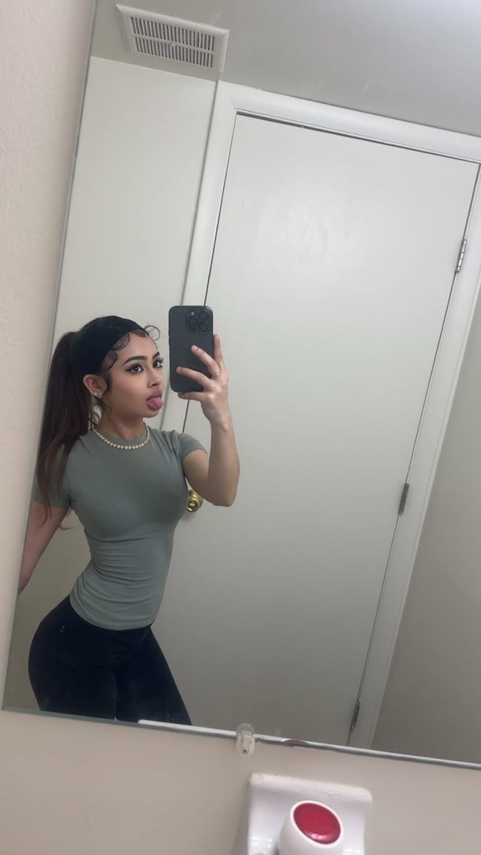 nelygodd's tweet photo. Imagine staring at my wishlist knowing you can’t afford me.
#Findom #superiority #forcedintox #walletcontrol #bratty #relapse #sph #cashcow #gfe #bitcoin #princess #painplay #cbt https://t.co/MyjWq8JD3L