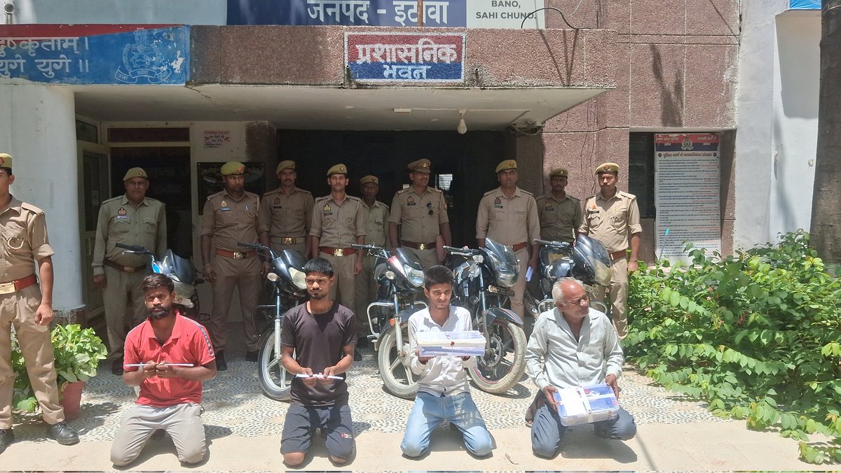 PradipaYuja's tweet photo. सैफई पुलिस ने फिर पकड़ा वाहन चोर गिरोह।
4 गिरफ्तार आरोपियों में 3 मैनपुरी के निकले। 5 चोरी की बाइक, 9 चेसिस और बाइक काटने के उपकरण बरामद।
आखिर मैनपुरी पुलिस की नजर इन शातिरों पर पहले क्यों नहीं पड़ी?
#Mainpuri #Saifai #Etawah https://t.co/nJtP2K29k2