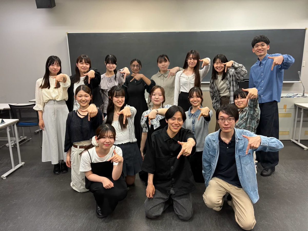 omusym2023's tweet photo. こんにちは☺︎
ビオラパートです！

あおいコンサートまであと7日✨
今回はみんなで「7」をつくってみました！

ビオラ奏者でもあったドヴォルザークの音楽を、ビオラへの愛いっぱいでお届けします💪

賑やかになったビオラパート、力を合わせて頑張ります！ぜひお楽しみに！ https://t.co/6tLn25jaKA