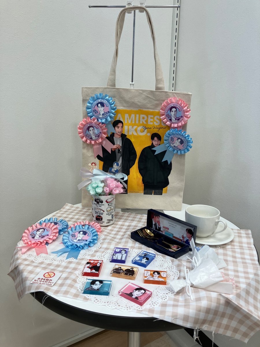 forest_hare's tweet photo. ファミレス行こ。ポプショのため日帰りで仙台へ🚄
店員さんの愛溢れるディスプレイに新作のアクブロも可愛い〜💕
チラシは一人一枚まで、丸善仙台アエル店のイベントガイドのミニチラシに、『女の園の星』3巻の特装版もありました！ https://t.co/908nMIO1G4