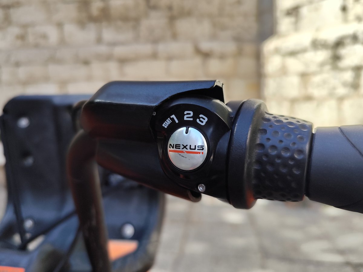 BikiVLL's tweet photo. 🚲 Para facilitarte el pedaleo, todas nuestras bicis poseen 3 cambios.

1️⃣ Utiliza el primero para subir pendientes o para iniciar la marcha.
2️⃣ El segundo está diseñado para terrenos llanos.
3️⃣ El tercero lo puedes utilizar cuando cojas velocidad o estés bajando pendientes.

ℹ️ Consejos de uso:
👉 Cambia con suavidad para no sobrecargar la cadena y evitar el desgaste.
👉 Anticipa el cambio antes de que la pendiente sea muy pronunciada o el semáforo se ponga rojo, para que no tengas que forzar la cadena.