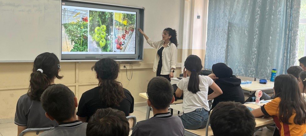 diyaregitim_'s tweet photo. Ziraat Yüksek Mühendisi Evin Yıldız tarafından Çınar Ortaokulu’nda düzenlenen seminerde, topraksız tarım, doku kültürü, AR-GE çalışmaları ve sürdürülebilir tarım uygulamaları ele alındı. https://t.co/Wnw3O3tZ0K