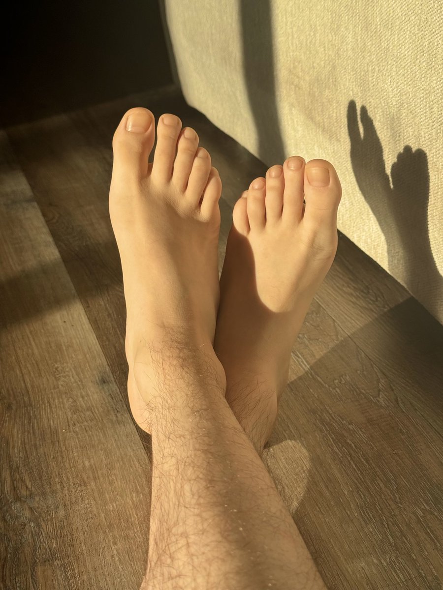 luxangelxo's tweet photo. Lazy morning ☕️ #malefeet #pies #feet https://t.co/2Q77Mltn6C