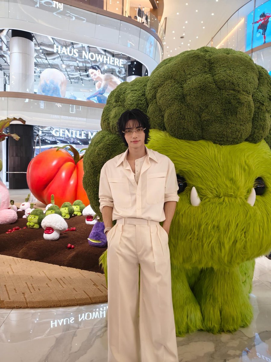 Winmetawin_CNFC's tweet photo. Win更新ig

@ gentlemonster
#GENTLEMONSTER #GENTLEMONSTER_VeggieCollection2026 
#GENTLEMONSTER2026
#WinxGentleMonsterICONSIAM
#VEGGIEPopUpatICONSIAM #winmetawin https://t.co/DZNX42IRkZ