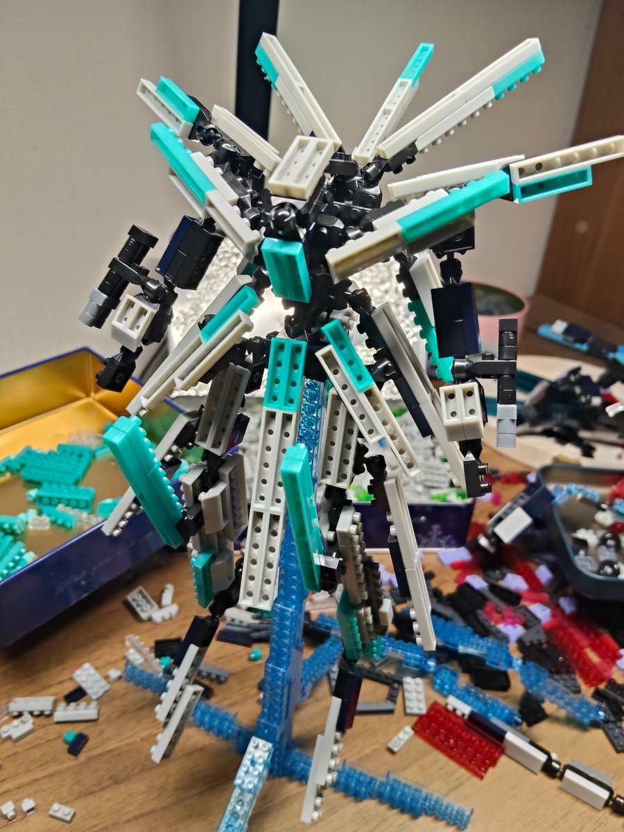 7WalBGvuKp62142's tweet photo. 胴体はできたし後は頭だけだが…生憎私は頭部を作るのが苦手でいい形が浮かばない　誰かいい感じの頭部の例ないですか(他力本願)
誰かお優しい方が貼ってくれている事を期待して寝ます
#プチブロック https://t.co/l0TMQfTdAA