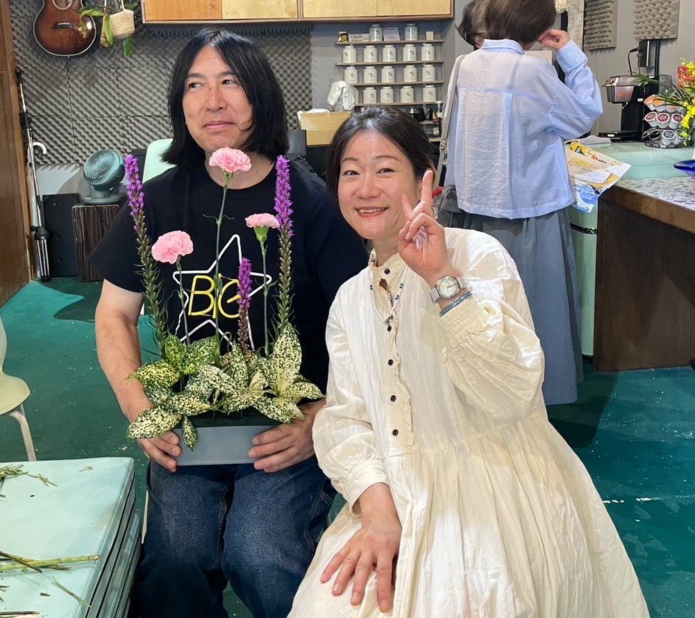 taisuketakata's tweet photo. お花の先生、辻佐知甫さん。
大阪府立大学の音楽サークル飛行船の後輩なのですが今回東京で展覧会という事で観に行かせていただきました✈️
素晴らしき華道の世界🌷
そして辻先生に教わり初めての生花体験💐
できました✨
タイトル「表彰台」 https://t.co/jKNSq3nGK1