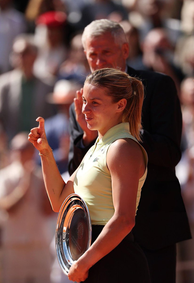 Tiempodetenis1's tweet photo. ❤️ El discurso completo de Maja Chwalinska, subcampeona de Roland Garros

🗣️ "Primero que nada, felicidades a Mirra. Eres una jugadora increíble. Eres tan joven y tan talentosa que es muy molesto 😂. Felicidades también a tu equipo por el trabajo que están haciendo. Les deseo lo mejor para el futuro."

🗣️ "Gracias a todos los que hicieron posible este torneo. Hace unos días le dije a Amélie que había estado viendo videos de cuando ella jugaba aquí, así que estar hoy en esta situación es un verdadero 'pellízcame'."

🗣️ "Gracias a mi equipo y a mi familia por estar siempre conmigo. Sé que a veces no soy una persona fácil de llevar, pero gracias por seguir a mi lado y por trabajar conmigo todos los días."

🗣️ "Y gracias a todos ustedes. No solo por hoy, sino por estas tres semanas. Sentí su cariño y su apoyo en cada partido. Estoy enormemente agradecida."

🗣️ "Ojalá hubieran podido ver un mejor partido hoy, pero Mirra estuvo demasiado bien. Supongo que es culpa suya 😅."

🗣️ "Di todo lo que tenía. Nunca voy a olvidar estas tres semanas. París se quedará para siempre en mi corazón. Merci."