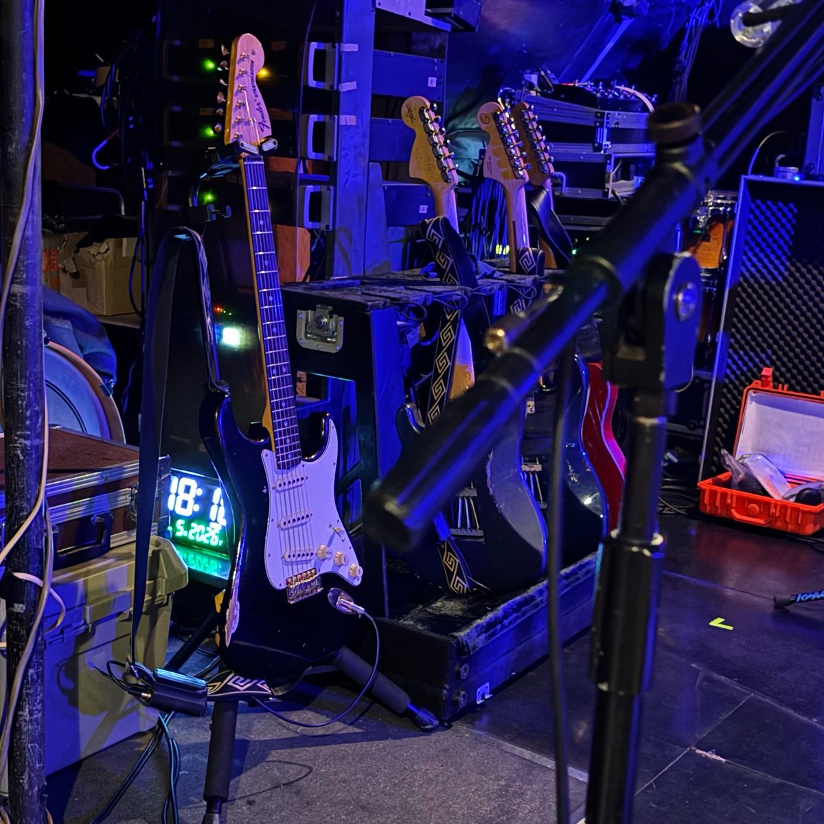 pyoko___3pyoko's tweet photo. 八王子の日、ツアーの時の3本目ギターはMUSICの紫ギターでこの日紫じゃない3本目あるなと思ってて、途中でそれ出てこのギター知らないぞとなり、やはりギャラパーからデビューのグレーやった
意識朦朧としてたからあんま記憶ないけど確か弱者の時のukicasterさんのギターソロのアレンジすごかった https://t.co/g3PkXGSoTH