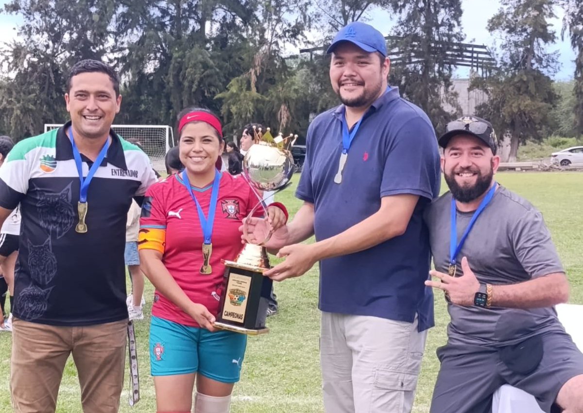 tecnmrioverde's tweet photo. Las Linces del TecNM Rioverde se coronan campeonas de la Liga Estudiantil tras vencer 3-0 a la ENESMAPO en la gran final.
⚽ Jovita Zapata
⚽⚽ Karla de la Torre
Felicitamos a Karen Estala, campeona goleadora del torneo.
#TecNMRioverde #TecNM  #RicardoGallardo @RGC_Mx https://t.co/tleHEHe94b