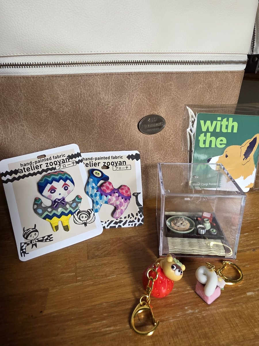 apple0pai's tweet photo. ハンドメイド展
本日の勝利品
バック先輩とお揃で色ちがいー
ブローチは、新規二匹お迎え♥️
ってか今回、一目惚れで即買い https://t.co/KTGFUsyXhg