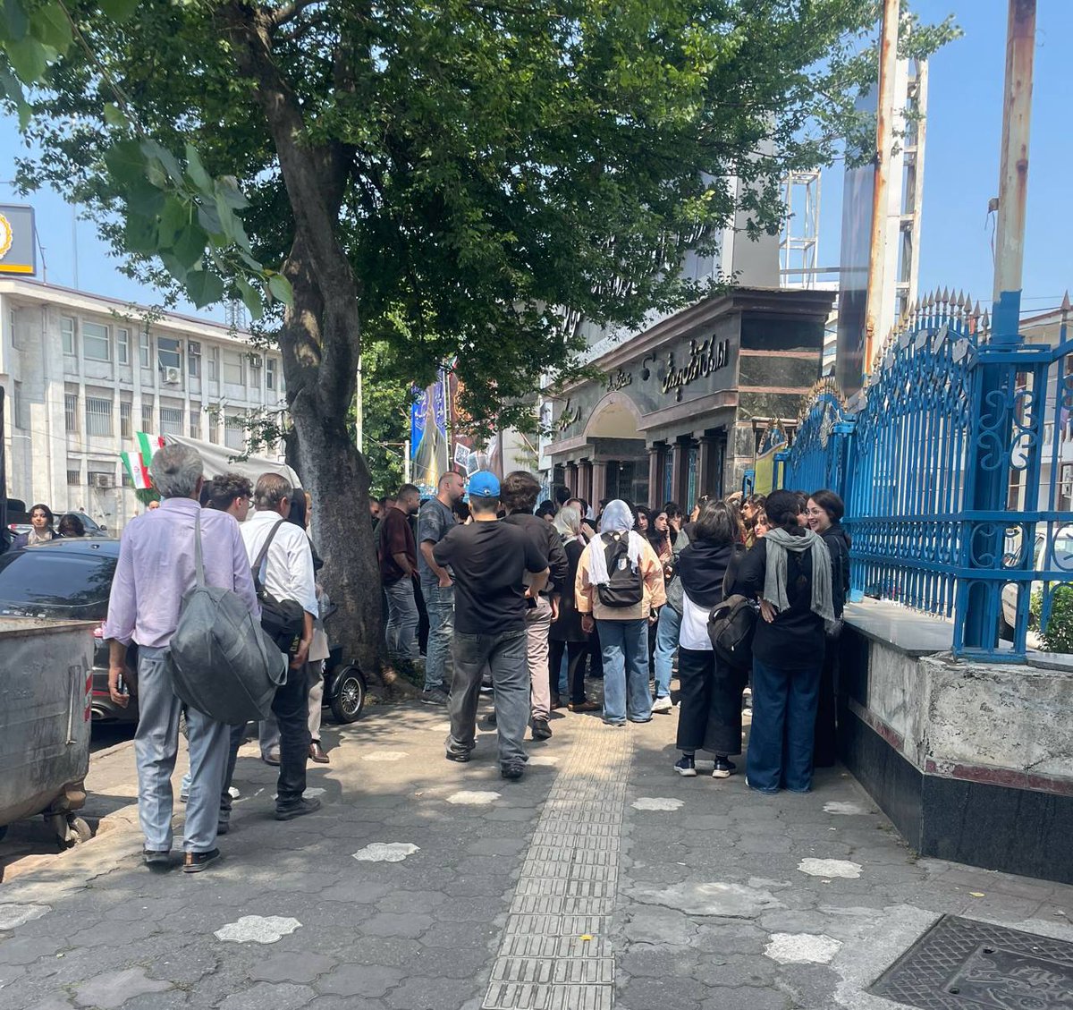 CSDHI's tweet photo. #Iran – Manifestations étudiantes dans plusieurs villes contre l’impact des notes finales sur l’avenir scolaire
6 juin 2026
Des rassemblements de protestation d’élèves ont eu lieu aujourd’hui dans plusieurs villes iraniennes, notamment à Téhéran, Chiraz, Khorramabad, Kermanchah, Tabriz, Machhad, Karadj ainsi que dans différentes localités de la province du Guilan.
#Iranprotests
Les manifestations ont été organisées en réaction aux préoccupations croissantes concernant l’impact de la prise en compte des notes finales dans les procédures d’évaluation et d’admission académique. De nombreux élèves ont exprimé leur inquiétude quant aux conséquences de ces politiques sur leur avenir éducatif et leurs perspectives d’accès à l’enseignement supérieur.
Au cours des rassemblements, les participants ont scandé plusieurs slogans dénonçant ce qu’ils considèrent comme un manque d’équité dans le système éducatif. Parmi les slogans les plus repris figuraient :
« Nous n’avons jamais vu la justice, mais nous avons entendu beaucoup de promesses. »
et
« N’ayez pas peur, n’ayez pas peur, nous sommes tous unis. »
Ces mobilisations, organisées simultanément dans plusieurs régions du pays, témoignent de l’ampleur du mécontentement parmi les élèves face aux récentes politiques éducatives et aux incertitudes qu’elles suscitent concernant leur avenir académique.