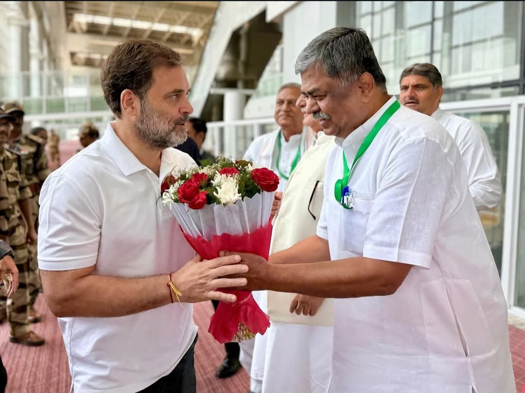 SandeepkumarINC's tweet photo. Heartiest Congratulations 🎉 to Shri BK Hariprasad, a strong pillar of the Congress Party and a MLC on being appointed President of the @INCKarnataka 
ನಿಮ್ಮ ಸಮರ್ಥ ನಾಯಕತ್ವದಲ್ಲಿ ಪಕ್ಷವು ರಾಜ್ಯದಲ್ಲಿ ಹೊಸ ಶಕ್ತಿಯನ್ನು ಪಡೆಯುತ್ತದೆ ಎಂದು ನನಗೆ ಸಂಪೂರ್ಣ ನಂಬಿಕೆ ಇದೆ.🙏 @HariprasadBK2
#Bestwishes https://t.co/B1jsYLUtzu