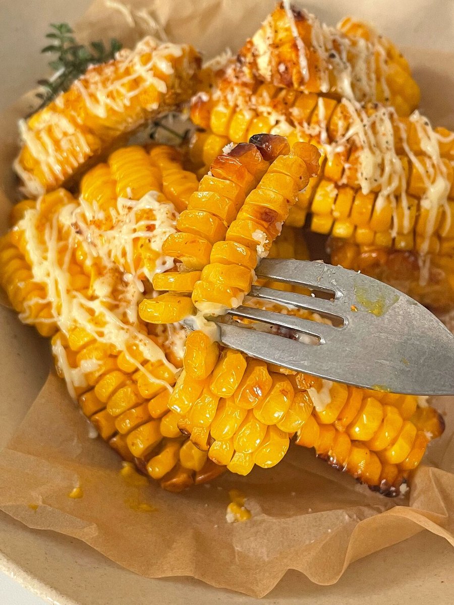 Frosty63403304's tweet photo. Craving bold flavors Our Mexican street corn topped with creamy cotija, zesty lime, and smoky chili is the perfect quick bite that’s bursting with summer vibes—must-try this weekend!， https://t.co/obqV7sbR4n