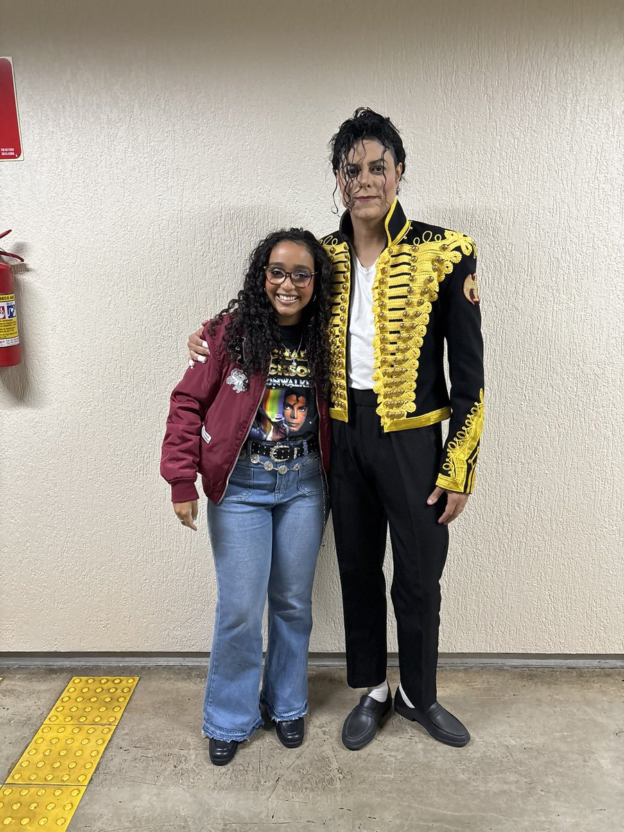 pytglows's tweet photo. @lvelyrita SIMM! eu fui a antepenúltima da fila KKKKKKKK fiquei enrolando lá dentro pro meu Uber abaixar e acabei na fila KKKKK mas tadinho o Rodrigo tava mega cansado na hora que eu tirei foto com ele coitado a fila tava enorme https://t.co/f8klrECLK9