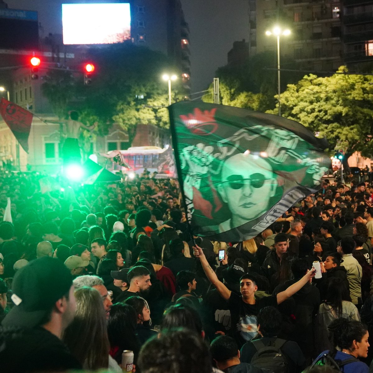 clarincom's tweet photo. FANÁTICOS DEL INDIO SOLARI CONVOCAN A UN BANDERAZO EN EL OBELISCO

A la espera de que la familia del Indio Solari confirme el lugar y la hora en la que se realizará el velatorio, los fanáticos se convocan para seguir celebrando a su ídolo desde las 14 de este sábado en el Obelisco.

(+) en Clarín: https://t.co/CUDKZb4Flp