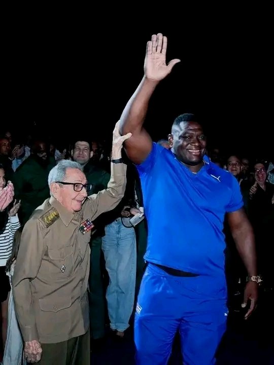 LuisAlbertRodr's tweet photo. Tiemblan los yanquis. La imponente imagen de nuestro gigante de herradura, de nuestro cinco veces campeón olimpico de lucha en él #95DeRaúl es un mensaje de la grandeza del pueblo y de como estamos listos para de defender a #RaulEsCuba.
#MatancerosEnVictoria.
@mariofsabines. https://t.co/yr9JG3bnh4