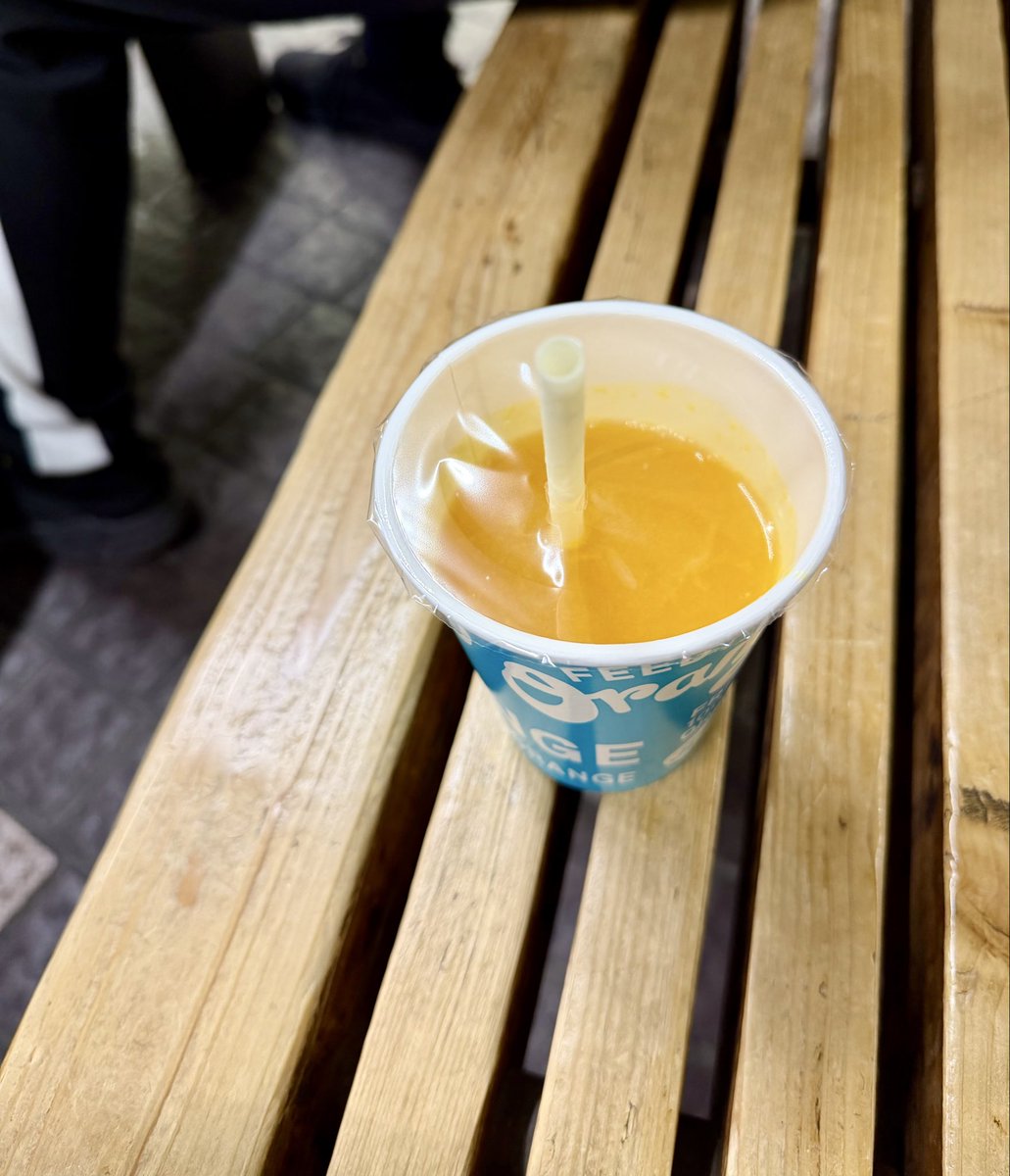 ScopeSapporo's tweet photo. 【JR札幌駅東コンコース】仕事帰り、生搾りオレンジジュースの自販機できてたので初トライ　100%フレッシュジュース美味しい🍊😋
500円が高いか？専門ジューススタンドも高いからアリかも　しっかりフタされてるから持ち帰りも安心
営業時間： 5:20〜24:00

駅構内のベンチに腰掛けてるとJRに乗ってどっか行きたくなる🚃　まったり☺️

#FeedMEOrange #札幌駅ジューススタンド