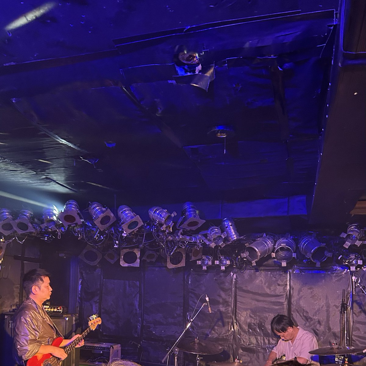 ghost0spaceman's tweet photo. 6EYES@新宿Marble、6EYES presents「2026.6.6」を鑑賞する。昨年末の同会場で観た時から6EYESを取り巻く状況は一変して超満員。タイトで完璧なリズム隊とツチヤさんのアジテーション、6EYESはずーっと変わることなく格好良い！共演バンドも全て魅力的で初見のsalsaが個人的に良かった。最高でした♨️ https://t.co/feK8PSbYyg