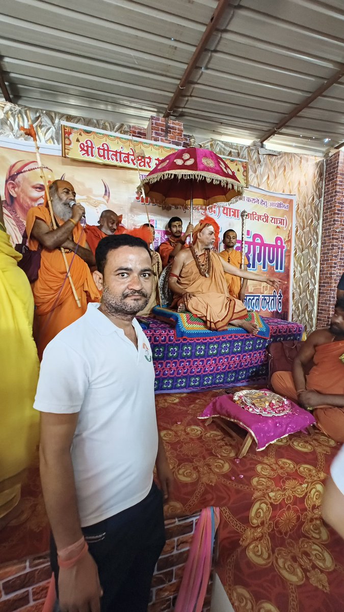 AmitTripathiAmb's tweet photo. आज जगतगुरु भगवान शंकराचार्य स्वामी अविमुक्तेश्वरानंद जी महाराज के दर्शन करने का सौभाग्य प्राप्त हुआ इटावा की धरती पऱ हर हर महादेव https://t.co/eHqlNftr8W