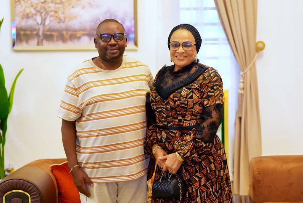 Oyoaffairs's tweet photo. Less than 24 hours after Governor Seyi Makinde’s visit, Mrs. Florence Ajimobi has visited Chief Bayo Adelabu, following the abduction of his sister and twin sons. https://t.co/APdBHkadzL